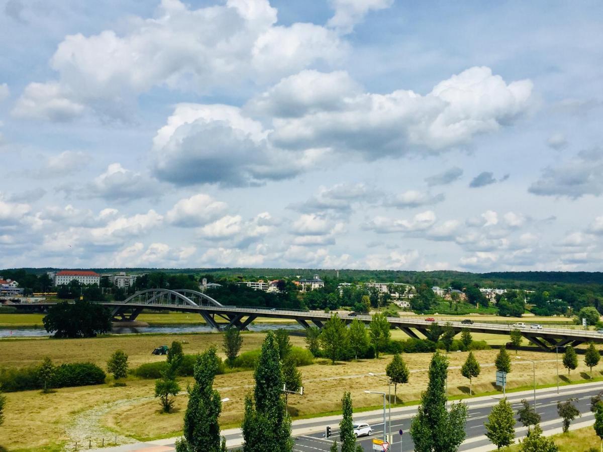 Panoramablick Auf Elbe Und Schloesser Dresden Exterior foto